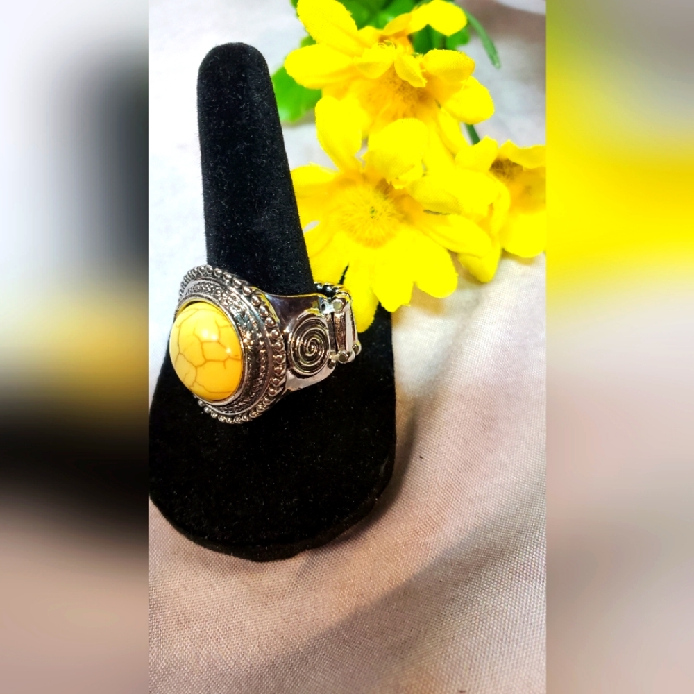 Yellow Howlite Ring on Stretchy band NWOT